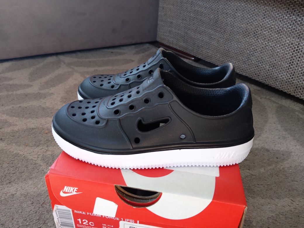 Sandałki Nike Foam Force 1    r.35 Sandały Crocs