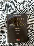 Livros de direito praticamente novos, dois deles são gratis.