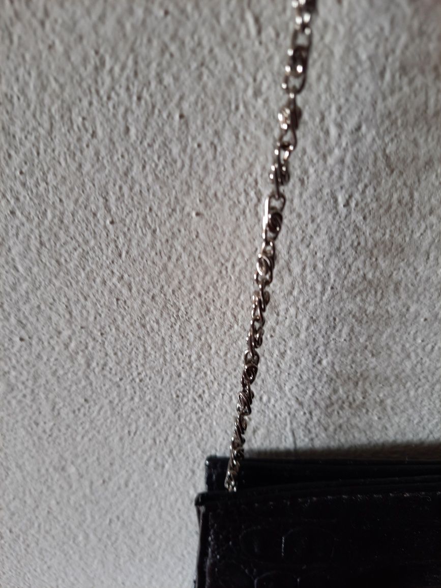 Mala preta com brilhantes tipo clutch