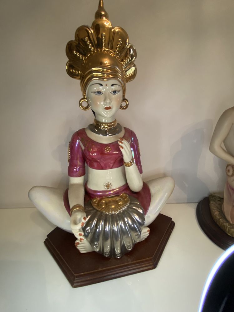 Estatuetas em porcelana