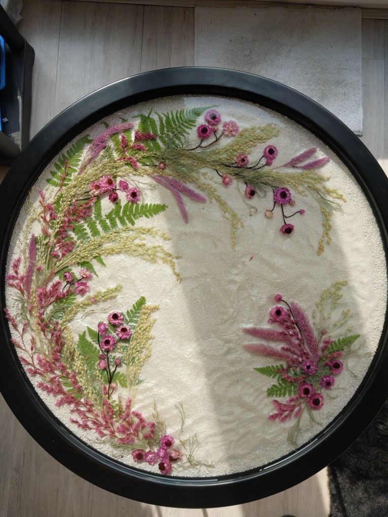 stolik kawowy z kwiatami zalanymi żywica epoksydową