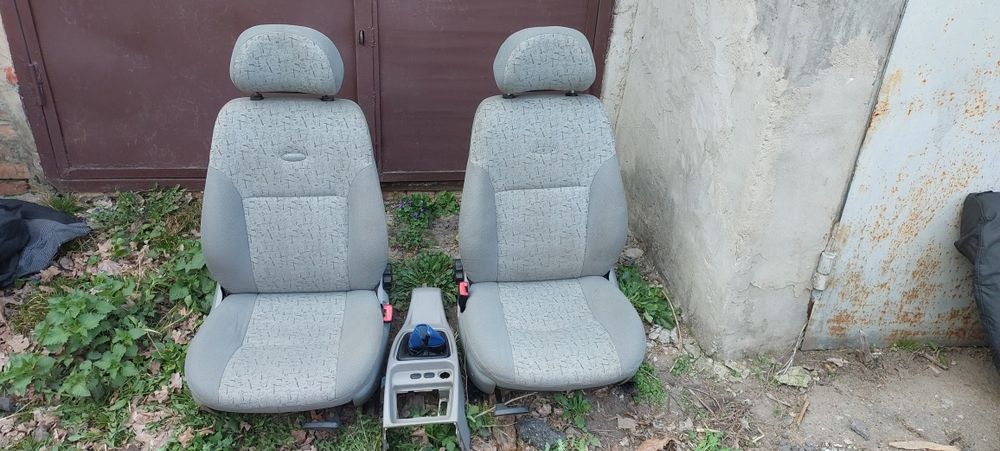 Продам комплект сидінь для ваз 1118 калина з чехлами.