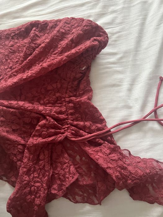 Top vermelho de renda
