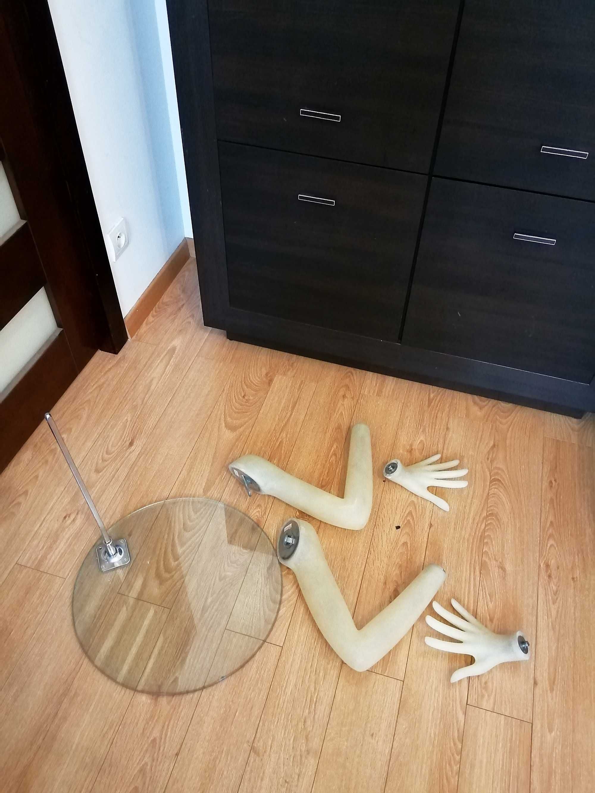 Manekin damski ze zdejmowanymi elementami i szklaną podstawą