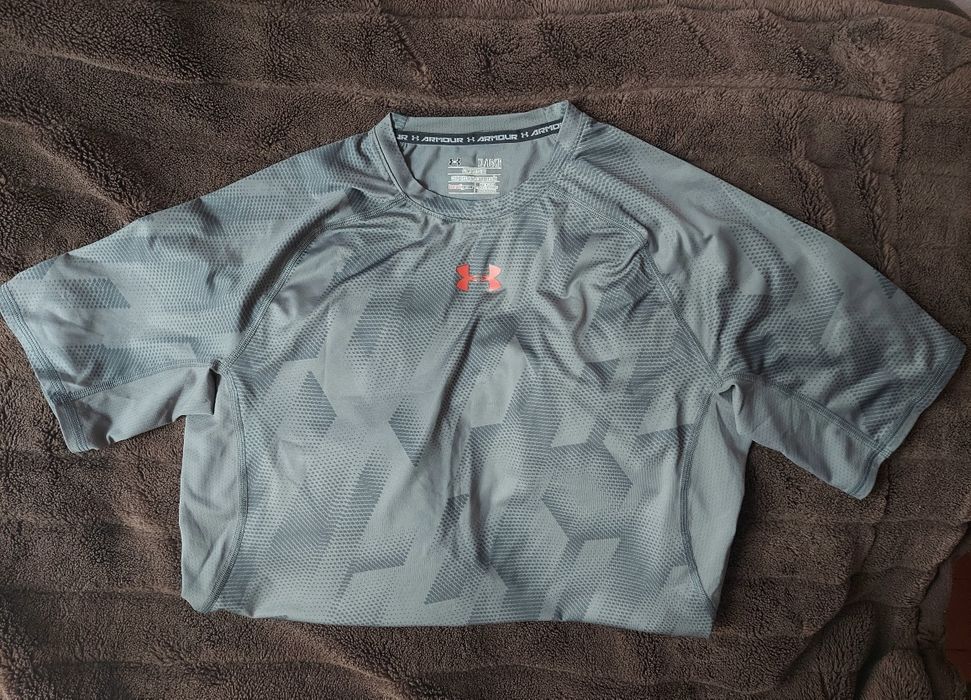 Футболка фірми under armor оригінал 

Розмір по бірці: XL /S

Привезен
