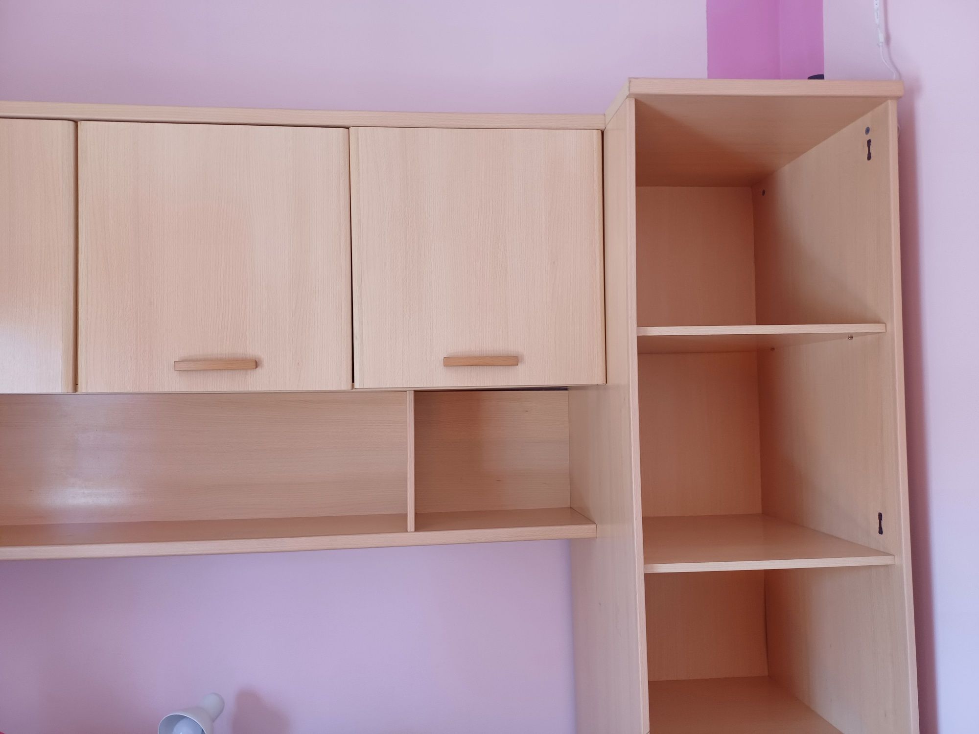 Móvel de quarto com bastante arrumação