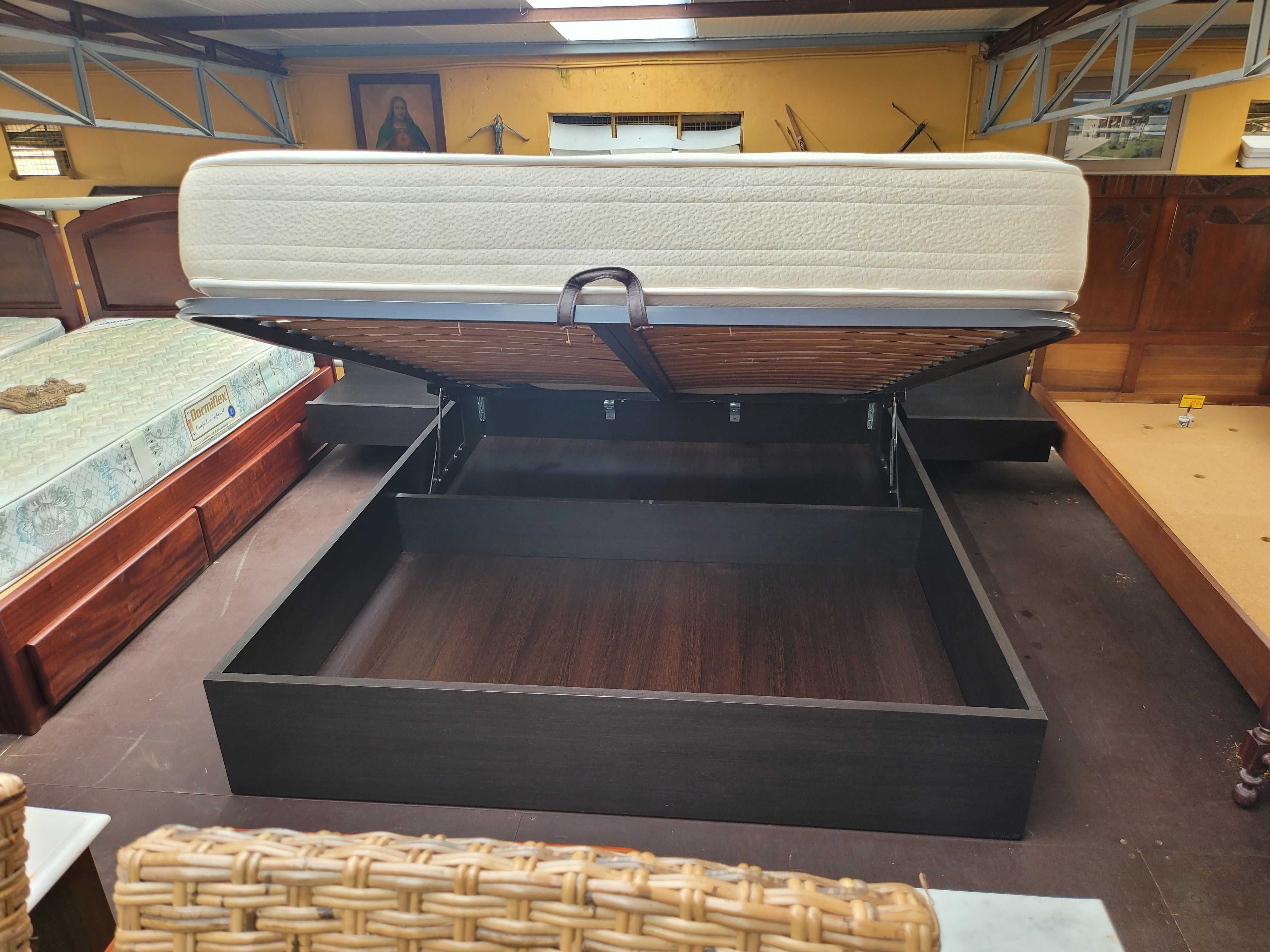 Excelente conjunto de cama com arrumação e iluminação,