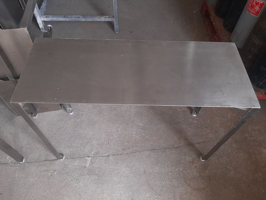 Apoios ou pequenas mesas em inox