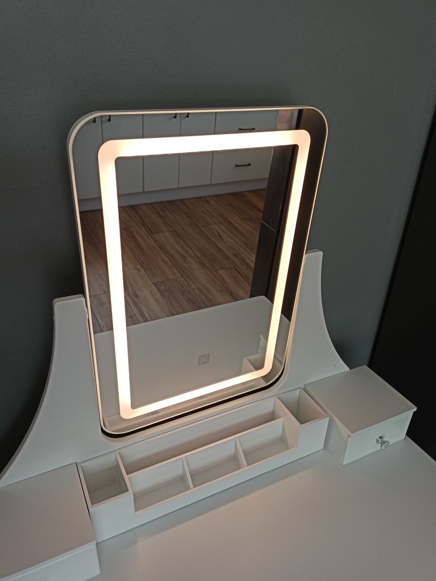 Toaletka z podświetlanym lustrem i taboretem