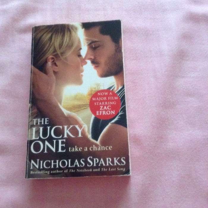 2 Livros formato bolso Nicholas Sparks (em inglês)e Almeida Garrett