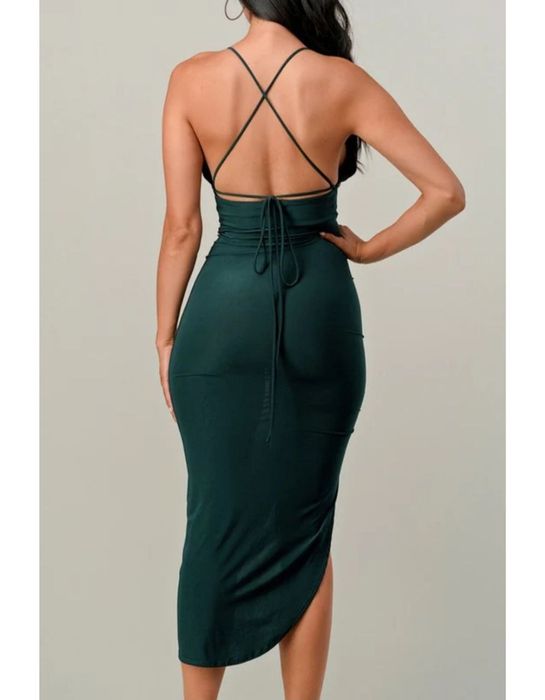 Сукня з відкритою спиною та розрізом на нозі