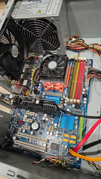 Stary komputer stacjonarny do retro gier