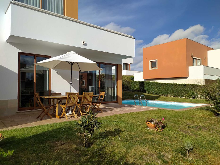Moradia com piscina para alugar de Novembro a Março