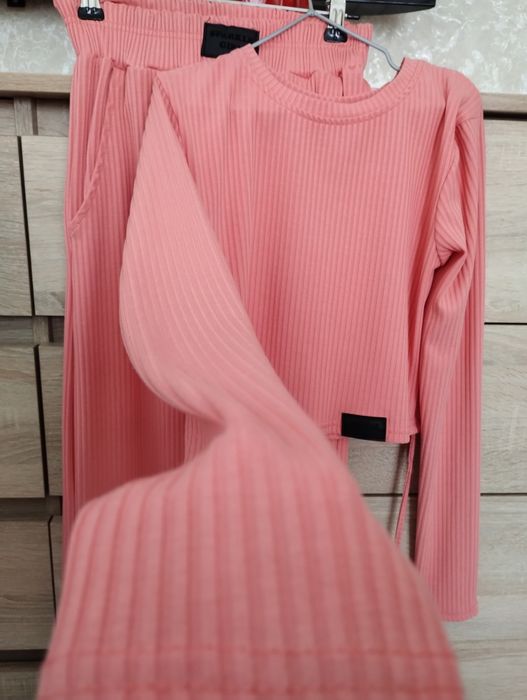 Стильний якісний костюм, укорочений лонгслів та брюки палацо 9-10 р.