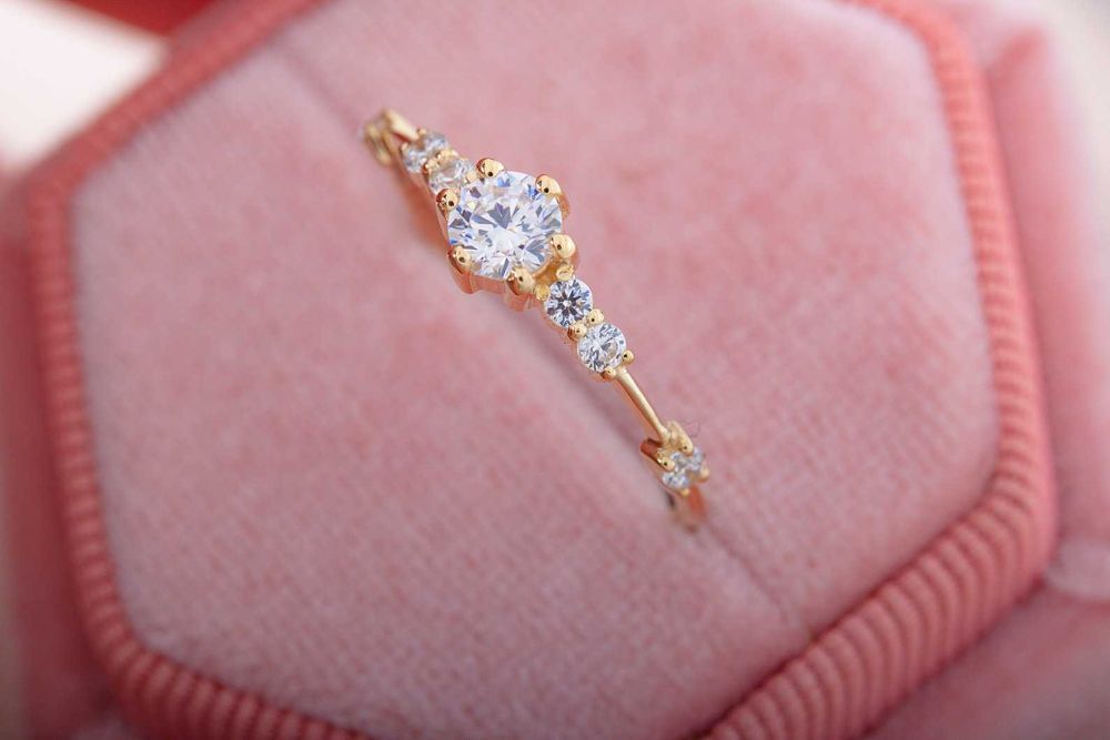 Кольцо из желтого золота с фианитами