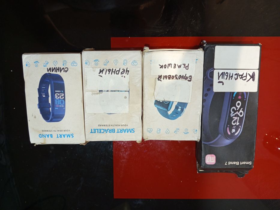 На руку фитнес трекер. Смарт-часы. Напульсник. Шагомер.