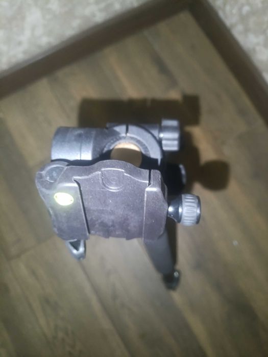 Штатив ,тринога.