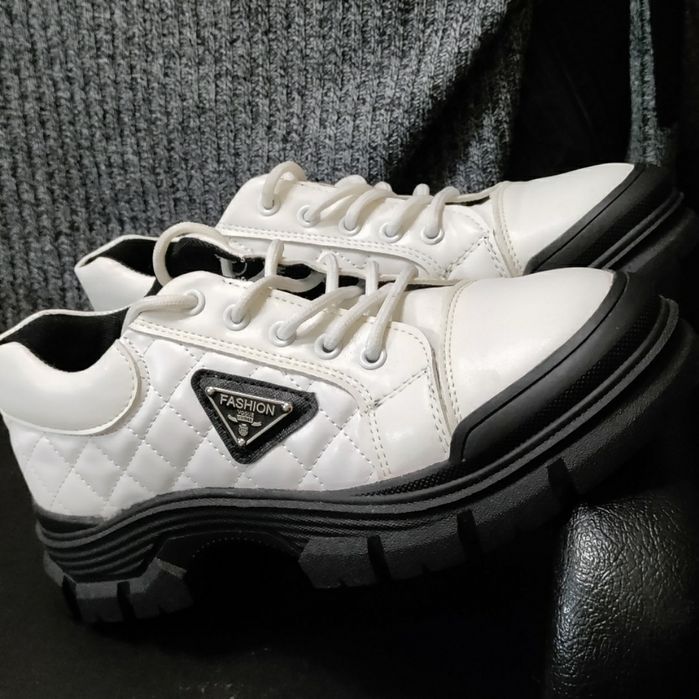 Кросівки жіночі весна