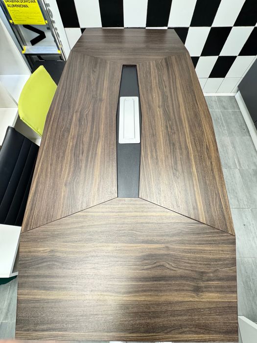 Solidny stół do biura z gniazdami