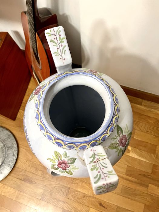 Jarro em faiança 80cm. Pintada à mão. Precisa restauro numa asa.
