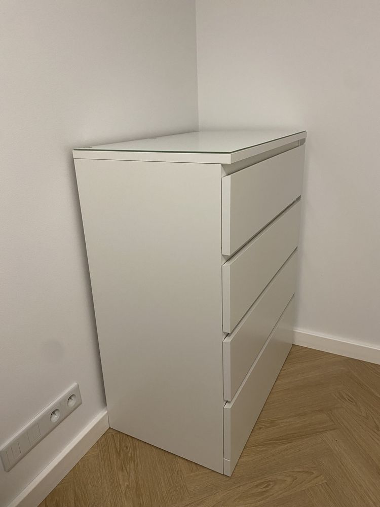 Komoda biała Ikea Malm 4 szuflady + szlany blat jak nowa