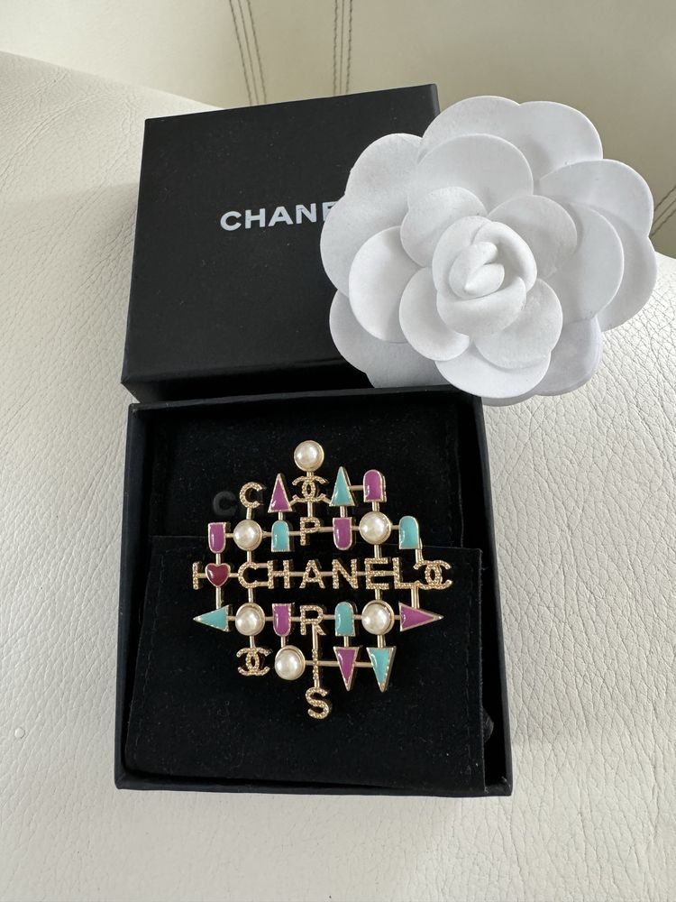 Chanel piękna broszka CC perły