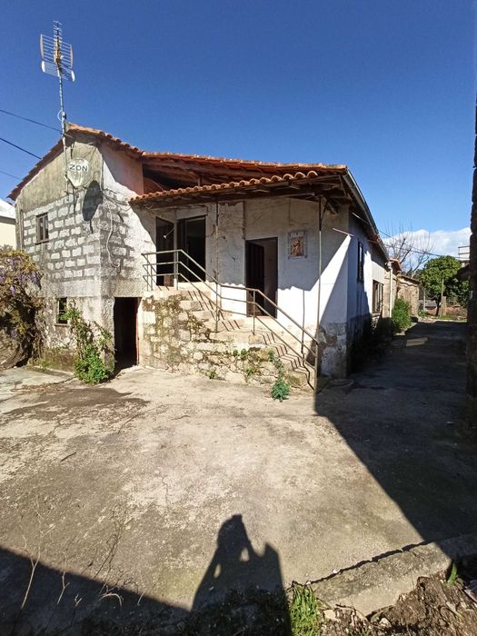 Moradia T3 com terreno em Couto Barcelos