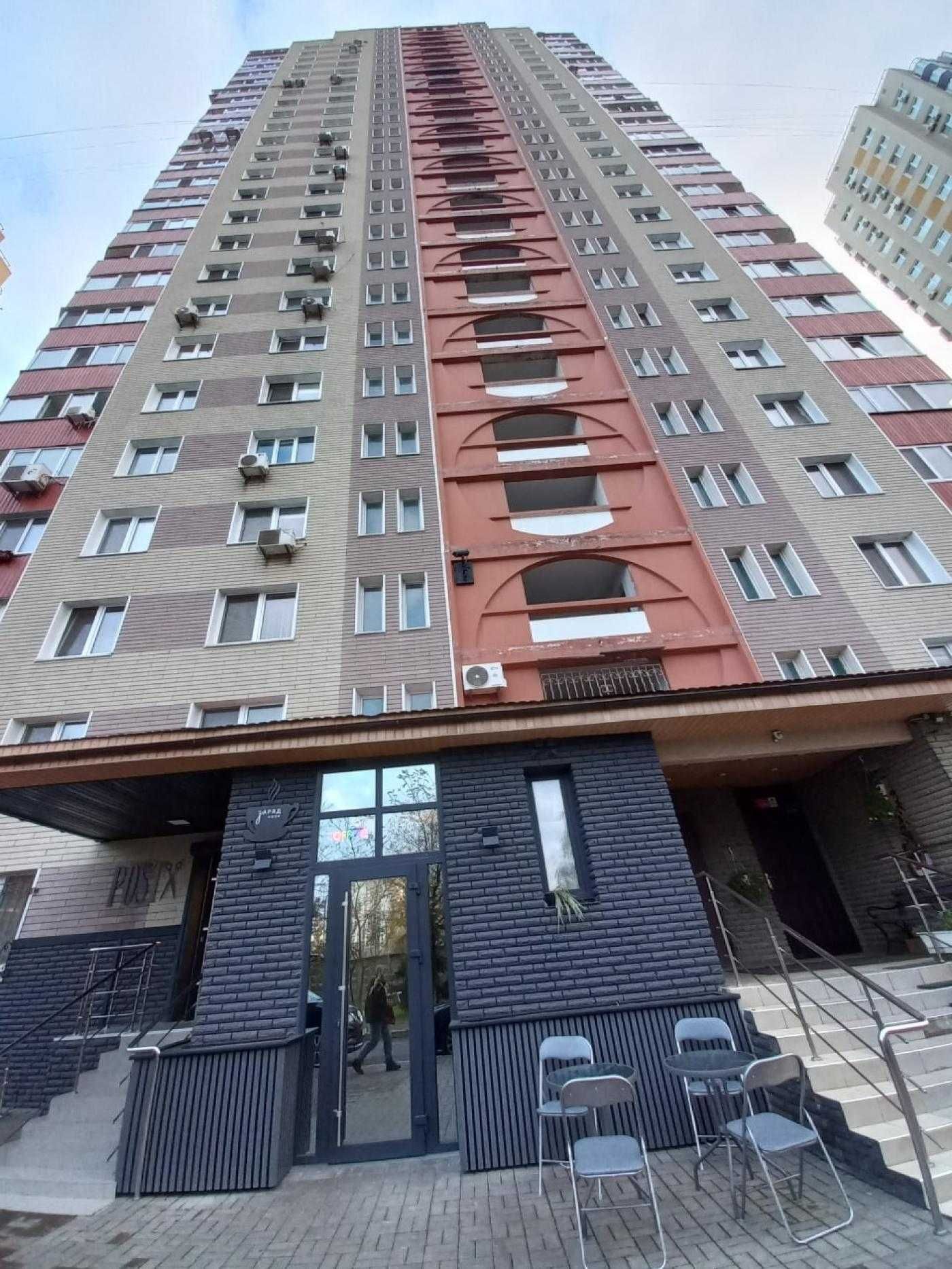 Ахматової 28, простора 3к квартира , м Позняки 15 хв, ТОРГ !