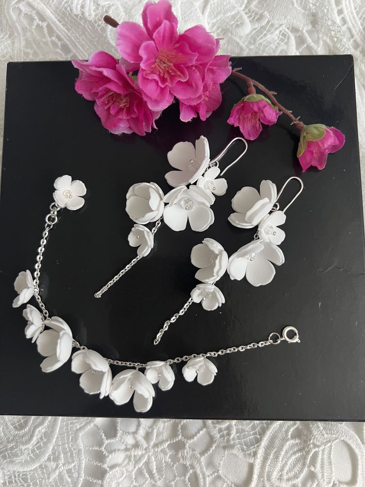 Ślubny zestaw białe kwiaty kolczyki i bransoletka