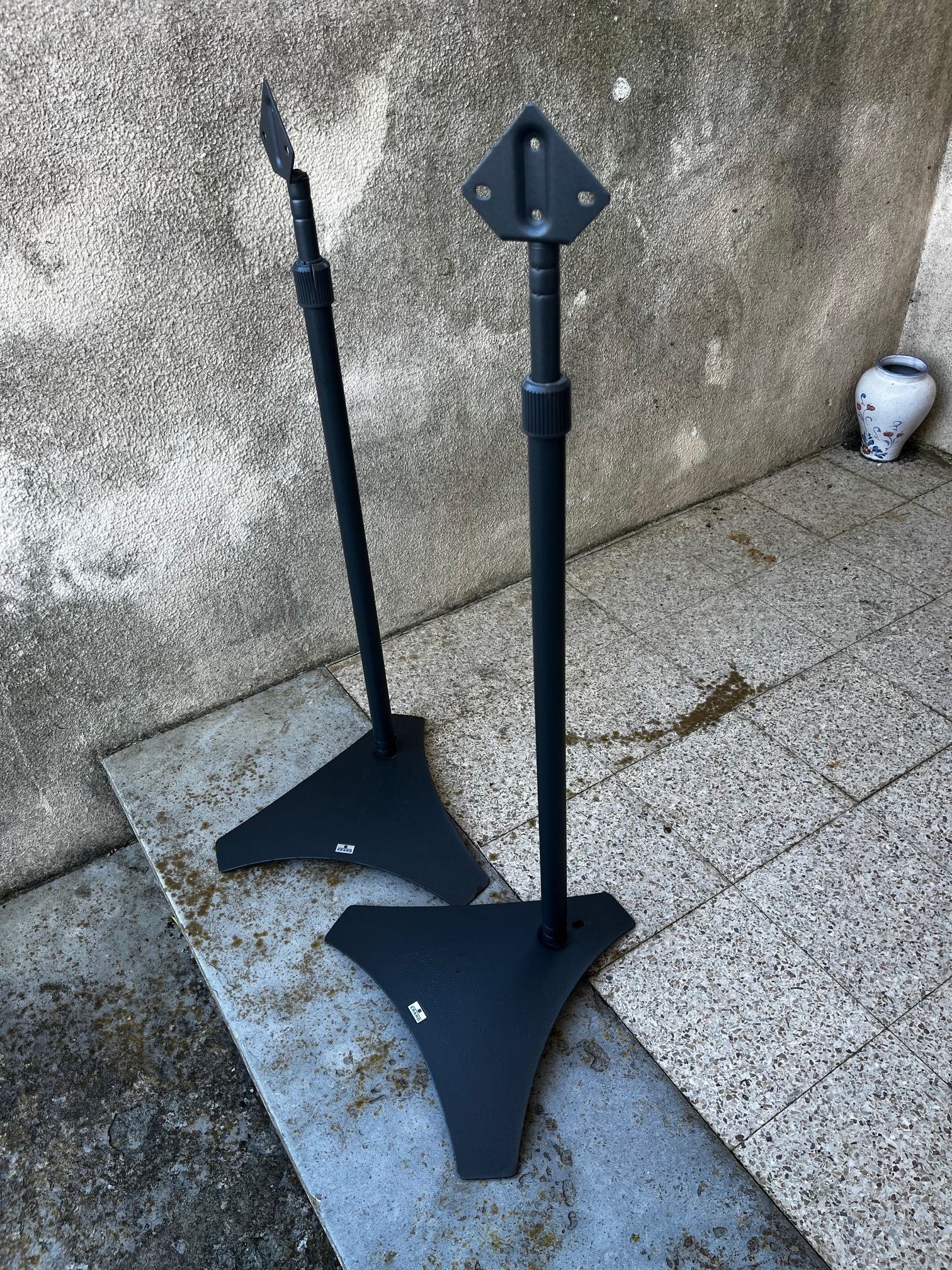 Colunas SOLID Solutions S100 e Tripés ERARD