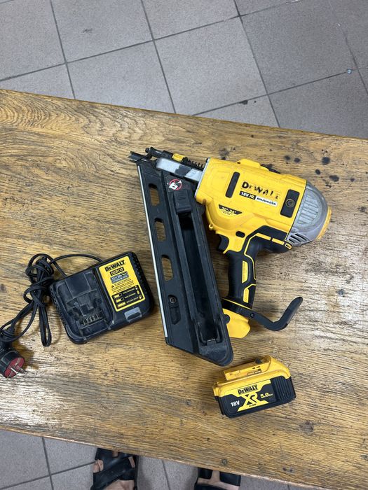 Пистолет гвоздезабивной аккумуляторный бесщеточный DeWALT DCN692N
