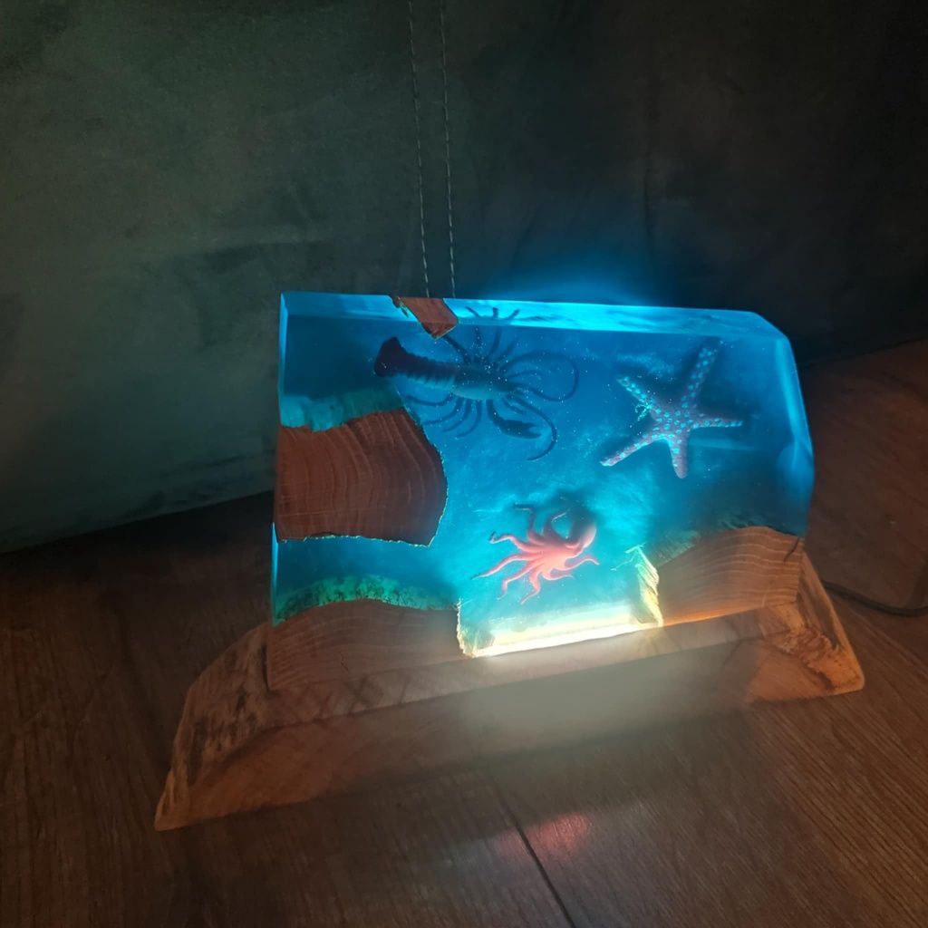 Lampka ozdobna z żywicy epoksydowej i dębu.