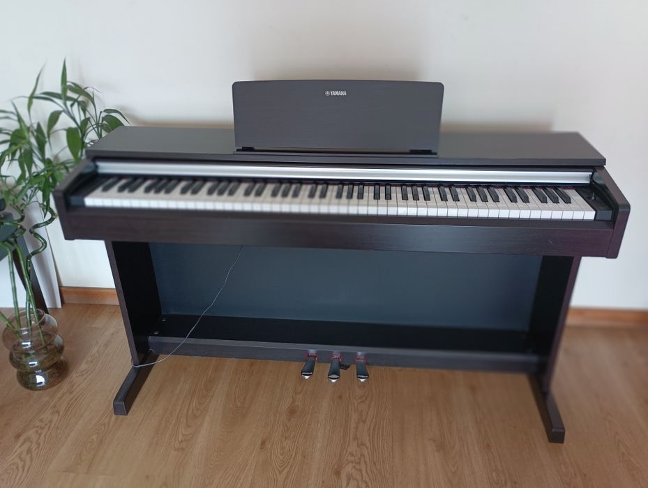 Piano Yamaha YDP-142 Arius com banco