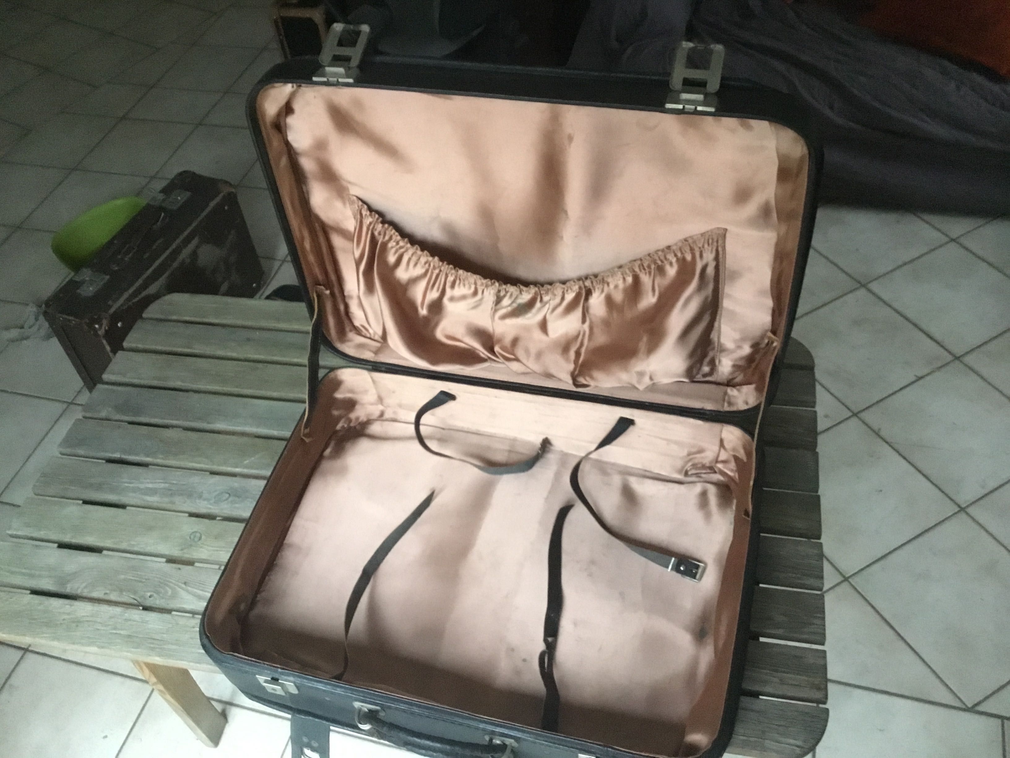 Stara skórzana walizka z epoki PRL. Wymiary 64x47x17 cm.