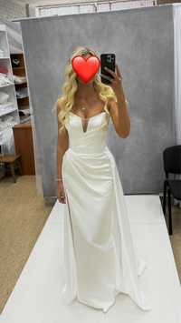 Свадебное платье атласное корсет со шлейфом и разрезом