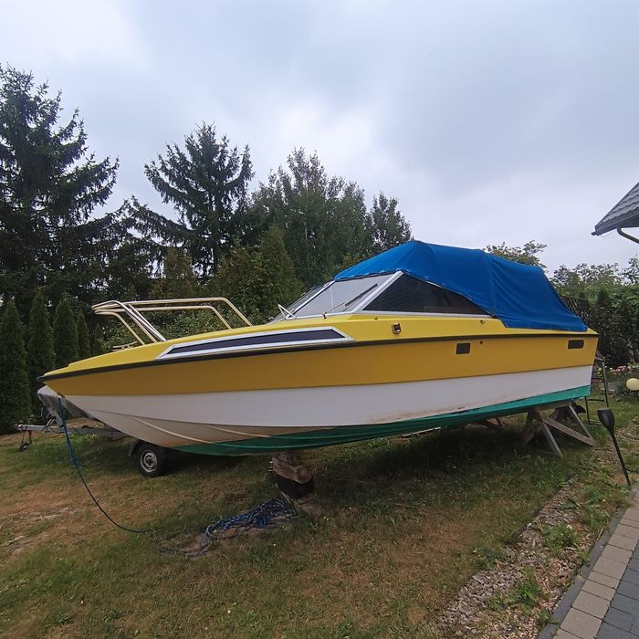 Łódź motorowa kabinowa