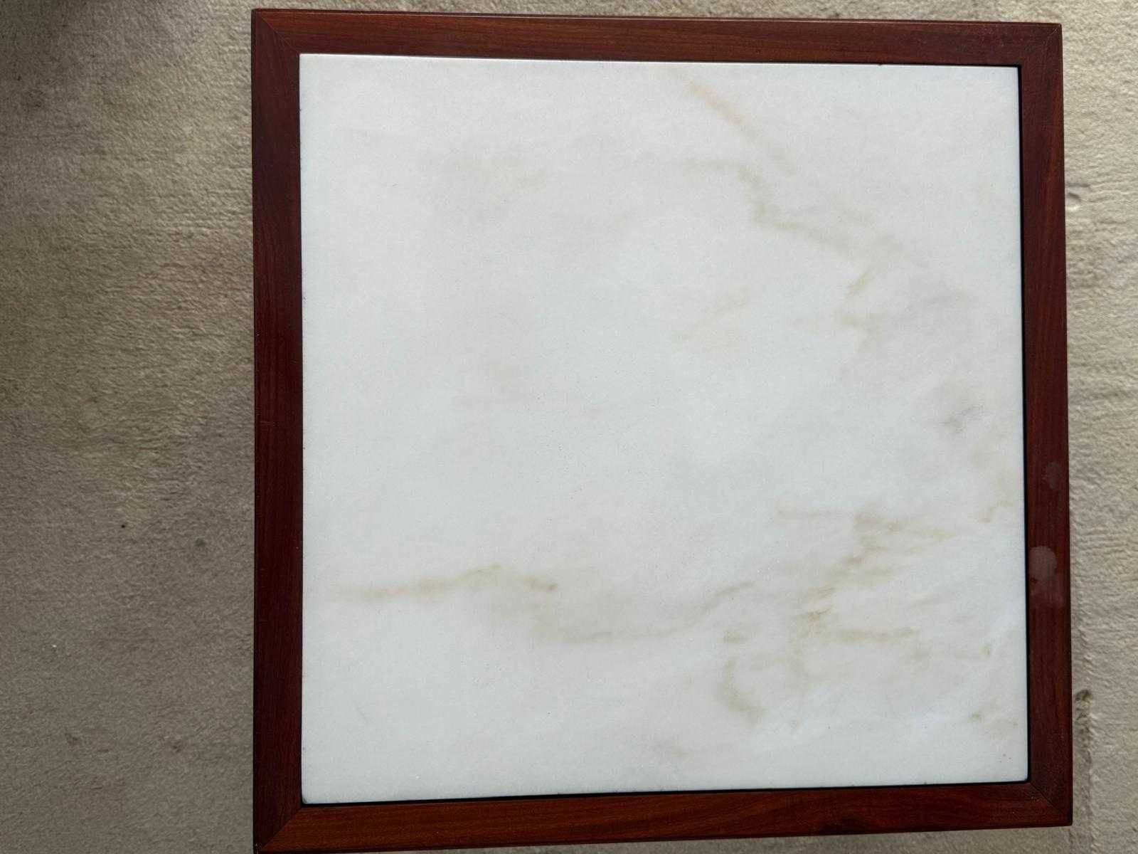 Mesa de apoio/centro vintage – Mogno e mármore – (42x60×60 cm) – 100€
