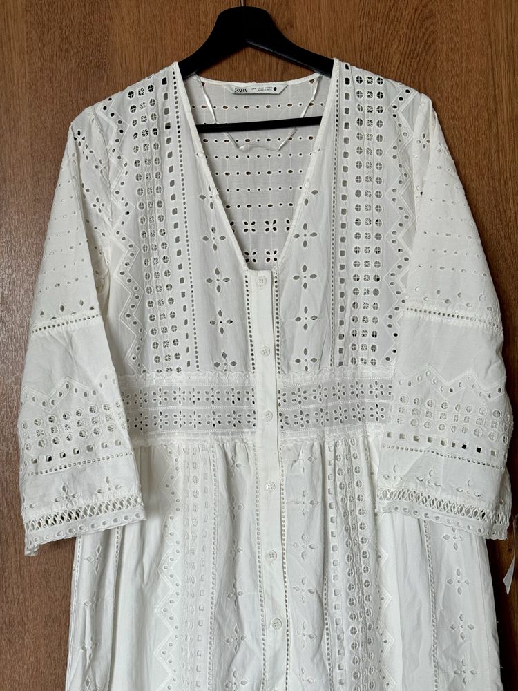 Biała haftowana sukienka Zara
