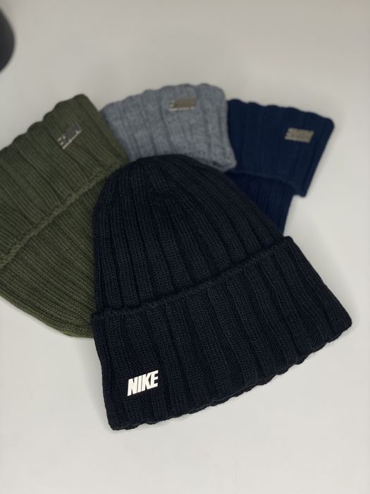 Мужская зимняя шапка Nike черная НА ФЛИСЕ плотная теплая с отворотом