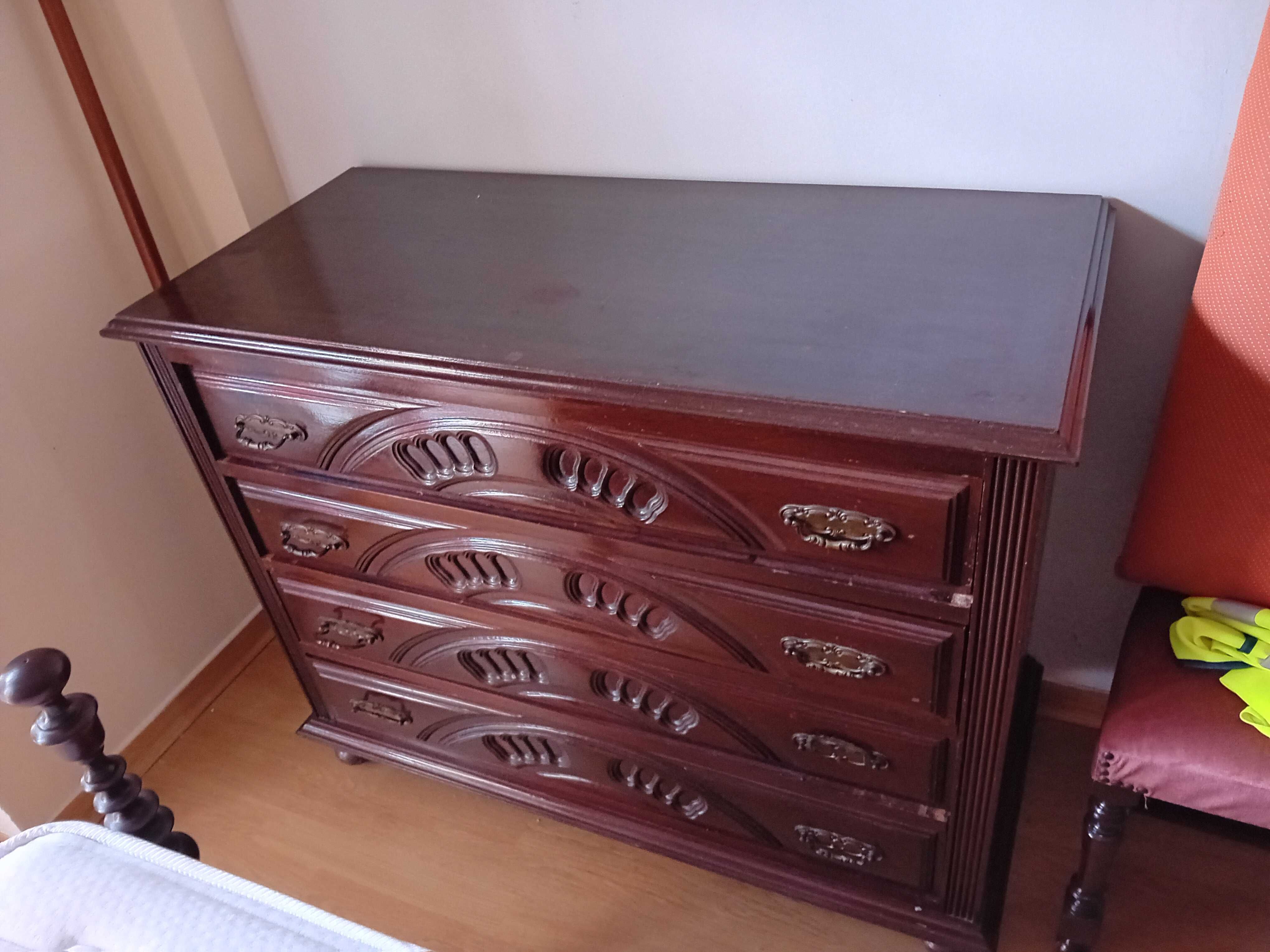 Quarto de casal em mogno com colchão - Bom Estado para desocupar
