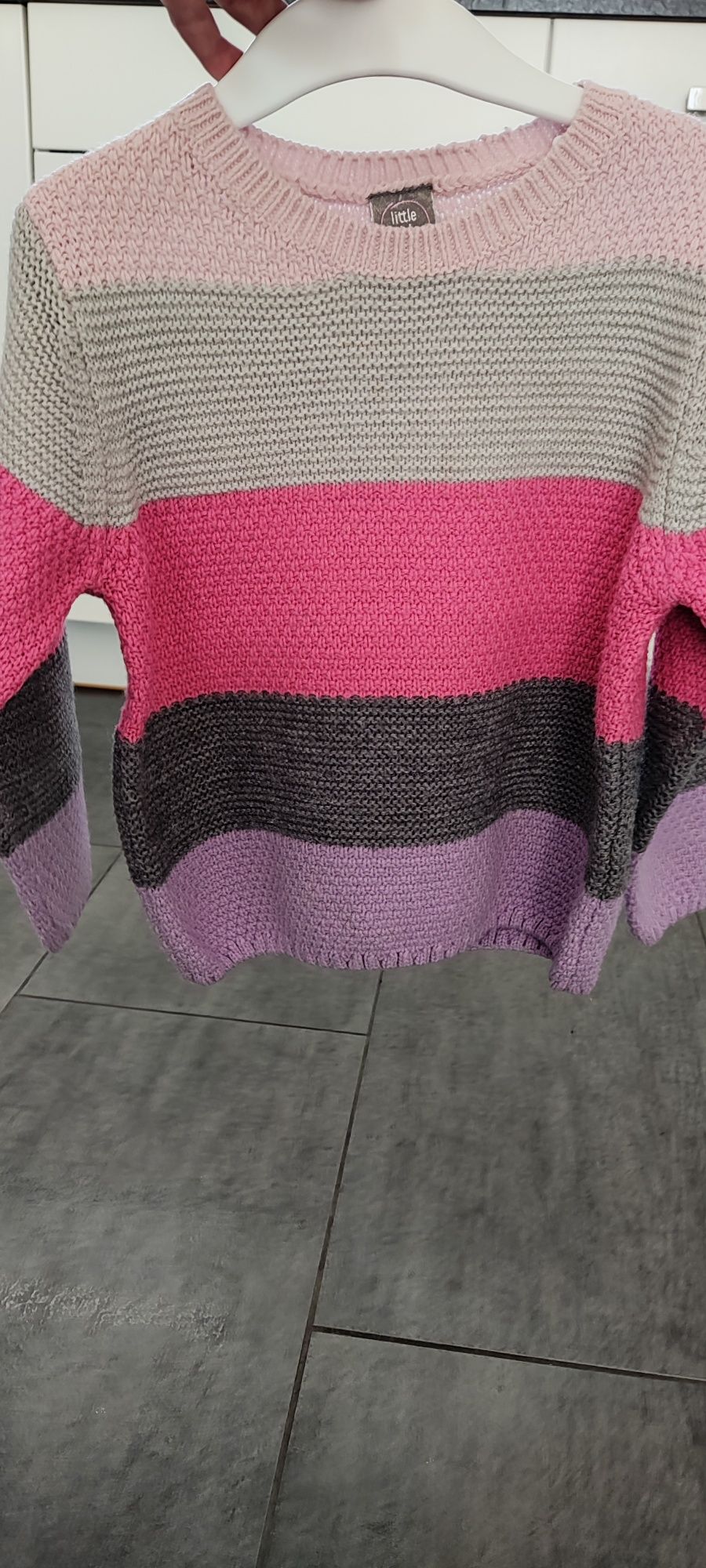 Kolorowy sweterek dla dziewczynki, rozmiar 104.