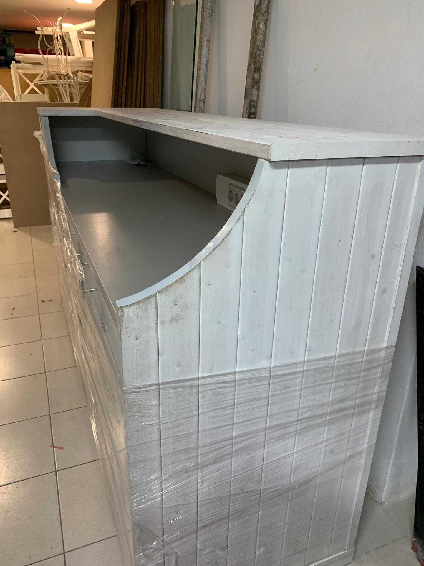 Balcão armário em madeira ripado, pintado de branco estilo rústico.