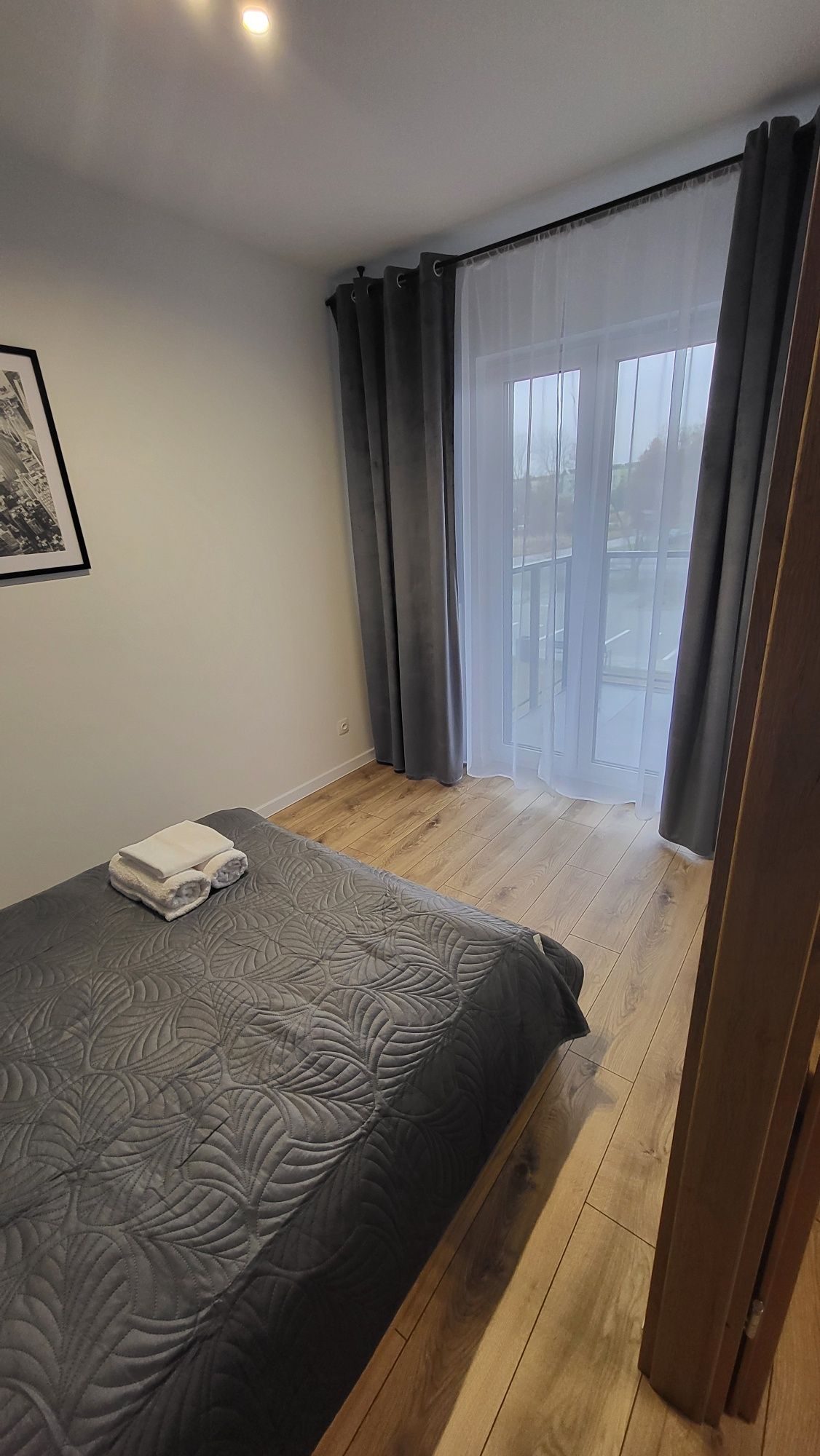 Apartament z oddzielną sypialnią.