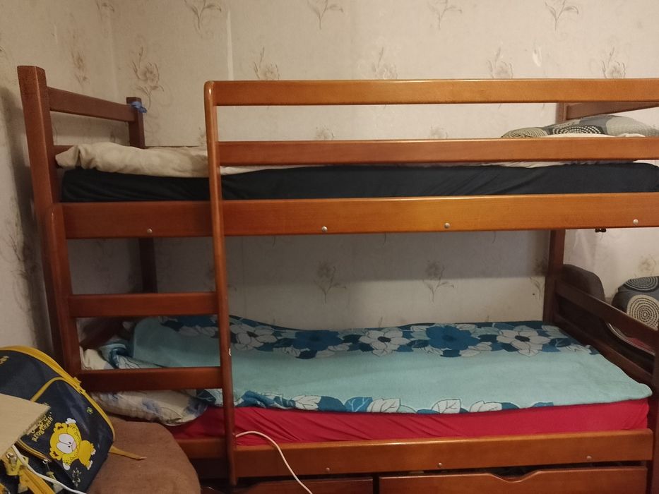 Продам двухъярусную кровать с матрасами