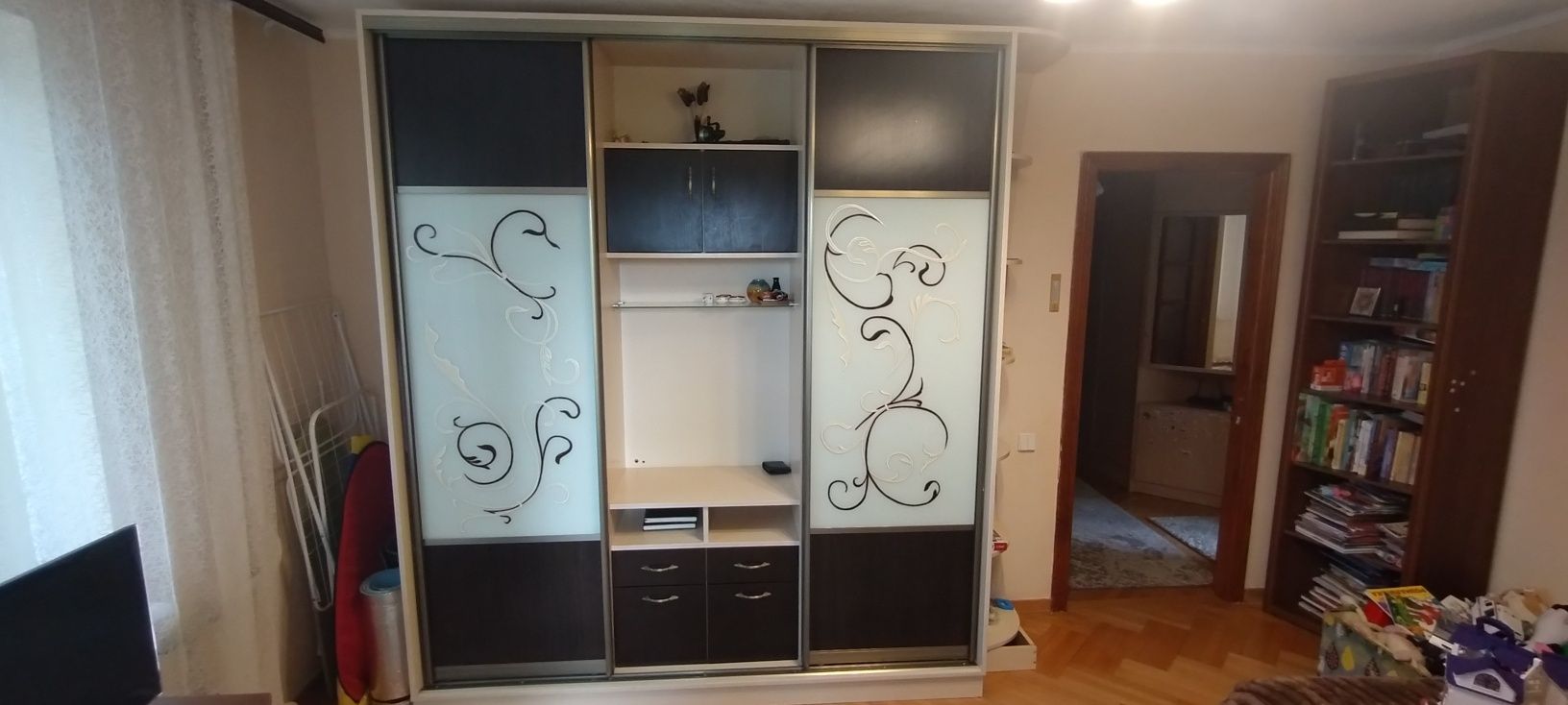 Шафа-купе з бічними поличками