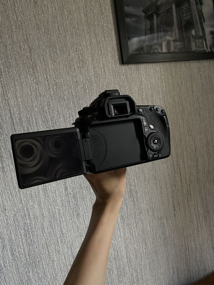 Canon EOS 60D з обʼєктивом EF-S 18-135 IS
