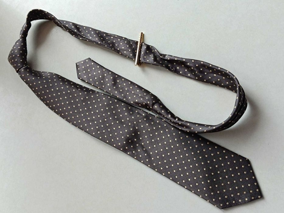 Lantier jedwabny krawat w złote groszki ze spinką