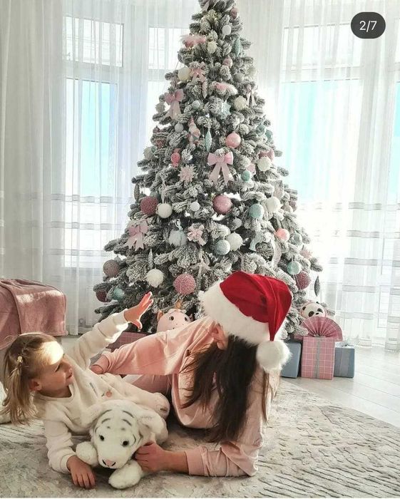 Искусственная елка литая заснеженная. Лита ялинка новорічна в снігу.