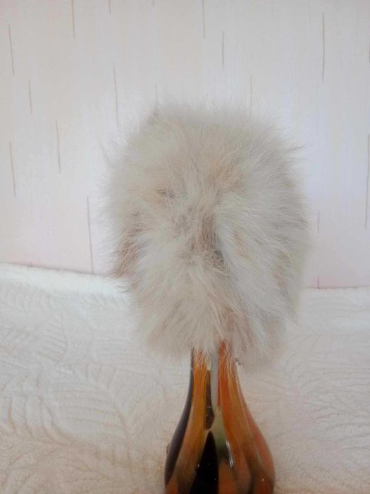 Jasna czapka ze sztucznego włosia