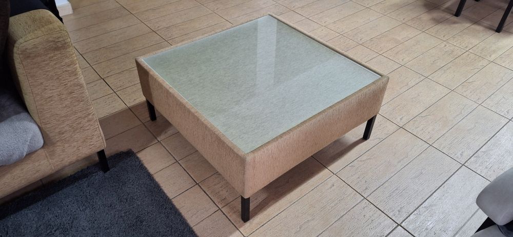 Sofá com chaise longue e mesa.